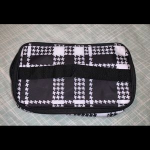 Thirty-One Glamour Case (Houndstooth Plaid)